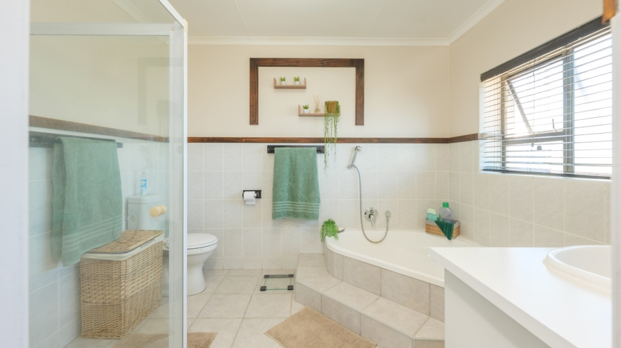 4 Bedroom Property for Sale in Struisbaai Western Cape